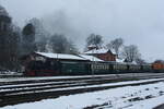 106 756 (346 756) der PRESS und 99 4802 der RüBB im Bahnhof Putbus am 24.12.21