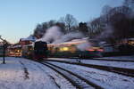 99 4802 Rangiert einen Personenwagen zum Zug im Bahnhof Putbus am 27.12.21