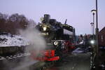 99 4802 Rangiert einen Personenwagen zum Zug im Bahnhof Putbus am 27.12.21