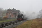 99 4802 mit 251 901 mit Ziel Lauterbach Mole bei der Durchfahrt am Bahnhof Lauterbach/Rügen am 30.12.21