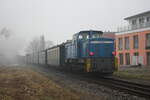 99 4802 mit 251 901 mit Ziel Lauterbach Mole bei der Durchfahrt am Bahnhof Lauterbach/Rügen am 30.12.21