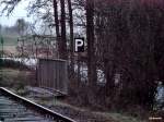 dieses pfeif-schild steht kurz davor , im hintergrund der bü vom glinder bahnhof,aufgenommen am 11.01.16