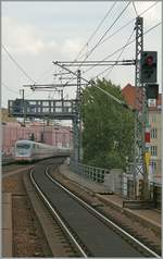 Ein DB ICE erreicht den Bahnhof Berlin Alexanderplatz.