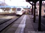 BR 411 mit Ziel Ostseebad Binz bei der Ausfahrt aus Bergen auf Rgen am 27.10.12