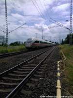 BR 411 mit dem Namen  Freie- & Hansestadt Hamburg  kurz vor dem S-Bahn Hp.