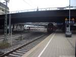 BR 605 bei der Einfahrt in Hamburg Hbf whrend dessen die Regionalbahn Abfahrbereit mit ziel Kiel Hbf steht am 1.9.13