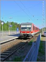 Der DB VT 628 mit dem Steuerwagen 928 640-2 an der Spitze erreicht als RB sein Ziel Ostseebad Binz.