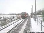 ein 642er als RE8 mit Ziel Tessin beim Halt im Bahnhof Brodersdorf (b.