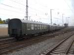 363 136-3 rangiert den Sonderzugwagen mit ziel Cottbus in den Bahnhof Stralsund Hbf rein am 12.10.13