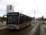 Wagen 509 der HAVAG als Linie 21 mit ziel Kröllwitz bei der einfahrt in die Haltstelle Halle/Saale, Schwimmhalle am 3.4.18