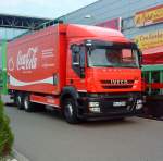 LKW Iveco Stralis 350 Chassis mit Khlkofferaufbau der Firma Coca-Cola vor einem Supermarkt in Grnstadt am 19.08.2013