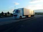 LKW SZM Mercedes-Benz Actros mit Khlkofferauflieger auf dem Autohof in Grnstadt am 18.09.2013