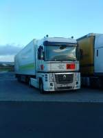 LKW SZM Renault Magnum mit Kofferauflieger auf dem Autohof in Grnstadt am 18.09.2013