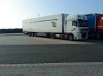 LKW SZM DAF XF mit Khlkofferauflieger der Spedition Theodor Wille Intertrade auf dem Autohof in Grnstadt am 23.09.2013