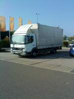 LKW Mercedes-Benz Chassis mit Pritsche-Plane-Aufbau auf dem Parkplatz vor dem Globus in Grnstadt am 24.09.2013