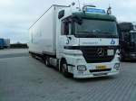 LKW SZM Mercedes-Benz Actros 1844 mit Khlkofferauflieger der Spedition beta-trans auf dem Autohof in Grnstadt am 23.10.2013