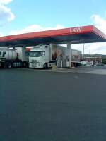 LKW SZM Volvo FH mit Khlkofferauflieger beim Tanken auf dem Autohof in Grnstadt am 29.10.2013