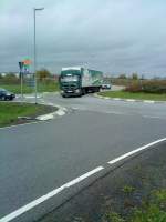 LKW SZM Mercedes-Benz Actros 1844 mit Khlkofferauflieger der Firma Hochwald auf dem Weg zum Autohof in Grnstadt am 06.11.2013