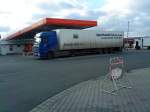 SZM Mercedes-Benz Actros mit Kofferauflieger der Firma Agrarhandel Kunz GmbH, Eich beim Tanken auf dem Autohof in Grnstadt am 06.12.2013