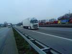 SZM Volvo FH Globetrotter mit Khlkofferauflieger gesehen auf der A 61 an der Raststtte Dannstadt am 14.01.2014