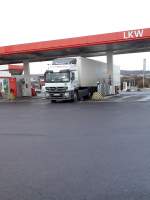 SZM Mercedes-Benz Actros mit Kofferauflieger der Spedition Mahlmann gesehen auf dem Autohof in Grnstadt beim Tanken am 11.02.2014