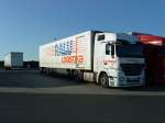 SZM Mercedes-Benz Actros 1844 LS mit Khlkoffer-Auflieger der Sprdition RALU Logistika gesehen auf dem Autohof in Grnstadt am 14.07.2014