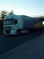 LKW SZM DAF XF mit Pritsche-Planen-Auflieger auf dem Weg vom Autohof Grnstadt zur Autobahn am 18.9.2013