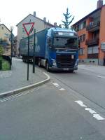 LKW SZM Volvo FH mit Pritsche-Plane-Auflieger der Spedition Grg in der Innenstadt von Bad Drkheim am 12.09.2013