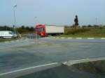 LKW SZM MAN XF mit Pritsche-Plane-Auflieger auf dem Weg zum Autohof in Grnstadt am 24.09.2013