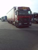 LKW SZM Mercedes-Benz Actros mit Pritsche-Planen-Auflieger auf dem Autohof in Grnstadt am 01.10.2013