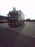 LKW SZM Mercedes-Benz Actros 1844 mit Pritsche-Planen-Auflieger auf dem Autohof in Grnstadt am 01.10.2013