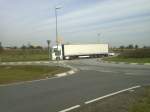 LKW SZM MAN TGA mit Pritsche-Planen-Auflieger beim Verlassen des Autohofes in Grnstadt am 01.10.2013