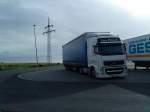 LKW SZM Volvo FH mit Pritsche-Planen-Auflieger auf dem Autohof in Grnstadt am 29.10.2013