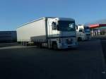 LKW SZM Renault Magnum mit Pritsche-Planen-Auflieger auf dem Autohof in Grnstadt am 31.10.2013