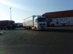 LKW SZM MAN XF mit Pritsche-Planen-Auflieger beim Verlassen des Autohofes in Grnstadt am 31.10.2013