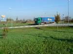 LKW SZM Renault Magnum mit Pritsche-Planen-Auflieger im Kreisel vor dem Autohof in Grnstadt am 31.10.2013