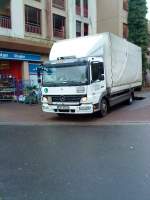 LKW Mercedes-Benz Ateco mit Pritsche-Planen-Aufbau bei der Belieferung eines Geschftes in Bad Drkheim am 07.11.2013