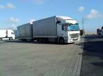 LKW Gliederzug Mercedes-Benz Actros mit Pritsche-Planen-Aufbau auf dem Autohof in Grnstadt am 11.11.2013