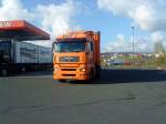 LKW SZM MAN TGX mit Pritsche-Planen-Auflieger auf dem Weg zum Autohof in Grnstadt am 11.11.2013