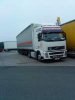 SZM Volvo FH mit Pritsche-Planen-Auflieger auf dem Autohof in Grnstadt am 19.11.2013