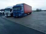 SZM Mercedes-Benz Actros 1845 mit Pritsche-Planen-Auflieger auf dem Autohof in Grnstadt am 21.11.2013