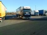 SZM DAF XF mit Pritsche-Planen-Auflieger der Spedition GBA auf dem Autohof in Grnstadt am 25.11.2013