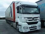 SZM Mercedes-Benz Axor mit Pritsche-Planen-Auflieger auf dem Autohof in Grnstadt am 05.12.2013