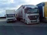 SZM Mercedes-Benz Actros mit Pritsche-Planen-Auflieger auf dem Autohof in Grnstadt am 06.12.2013