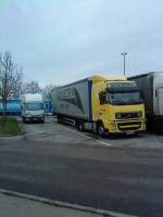 SZM Volvo FH mit Pritsche-Planen-Auflieger der Spedition Gokbora auf dem Parkplatz der Raststtte Leipheim am 15.12.2013