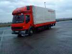 LKW DAF LF mit Pritsche-Planen-Aufbau der Spedition Heineking auf dem Autohof in Grnstadt am 19.12.2013