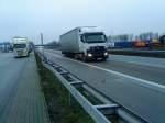 SZM Mercedes-Benz Actros mit Pritsche-Planen-Auflieger gesehen auf der A 61 an der Raststtte Dannstadt am 14.01.2014