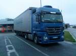 SZM Mercedes-Benz Actros 1844 mit Pritsche-Planen-Auflieger gesehen auf dem Parkplatz der Raststtte Dannstadt an der A61 am 14.01.2014