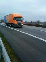 SZM SCANIA R 420 mit Pritsche-Planen-Auflieger der Spedition Leipziger Logistik & Lagerhaus GmbH gesehen auf der A 61, Hhe Raststtte Dannstadt, am 16.01.2014