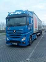 SZM Mercedes-Benz Actros 1845 mit Pritsche-Planen-Auflieger der Spedition  Fendrich gesehen auf dem Parkplatz der Raststtte Dannstadt an der A 61 am 16.01.2014